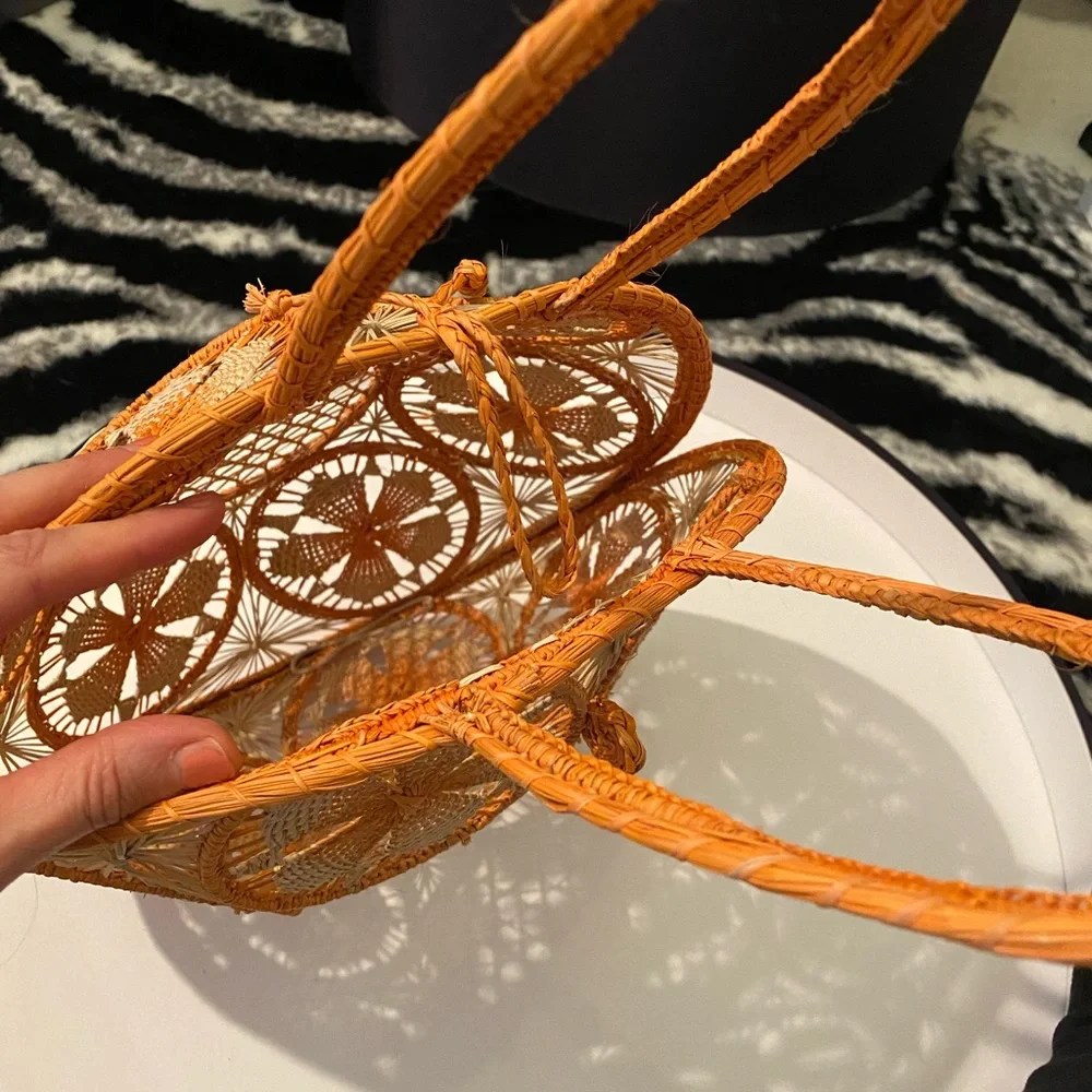 Hand woven round basket purse - Picture 6 of 7